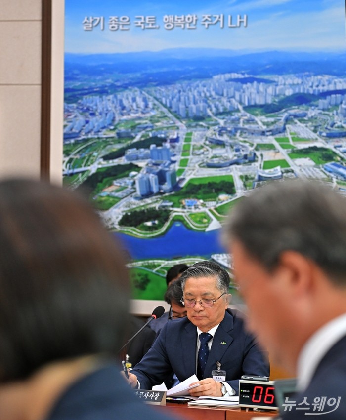 이한준 한국토지주택공사(LH) 사장이 10일 오전 서울 여의도 국회 국토교통위원회에서 열린 한국토지주택공사·국토안전관리원 등에 대한 국정감사에서 의원 질의를 듣고 있다. 사진=이수길 기자 Leo2004@newsway.co.kr