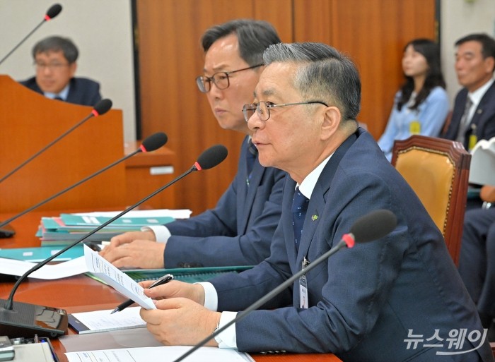 이한준 한국토지주택공사(LH) 사장이 10일 오전 서울 여의도 국회 국토교통위원회에서 열린 한국토지주택공사·국토안전관리원 등에 대한 국정감사에서 의원 질의에 답변하고 있다. 사진=이수길 기자 Leo2004@newsway.co.kr