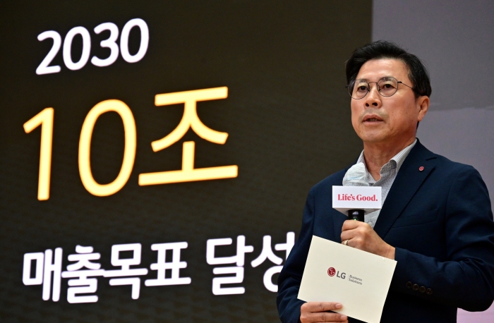 LG전자 BS사업본부장 장익환 부사장이 10일 평택 디지털파크에서 LG전자의 비즈니스 솔루션(BS) 사업을 설명하고 있다. 사진=LG전자 제공