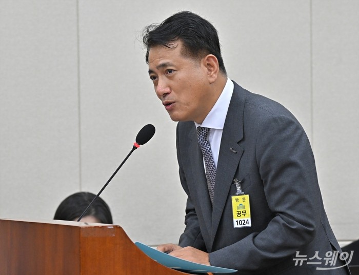 정길호 OK저축은행 대표이사가 10일 오후 서울 여의도 국회 정무위원회에서 열린 금융위원회·한국산업은행·중소기업은행 등에 대한 국정감사에 출석해 질의에 답하고 있다. 사진=이수길 기자 Leo2004@newsway.co.kr