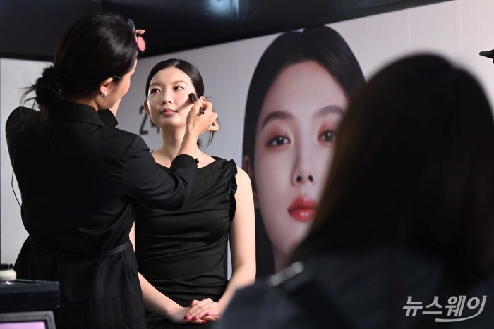 프로뷰티메이크업아티스트가 10일 오후 서울 중구 동대문디자인플라자에서 열린 '컬리뷰티페스타 2024'에서 화장 기술을 관람객들에게 설명을 하고 있다. 사진=강민석 기자 kms@newsway.co.kr