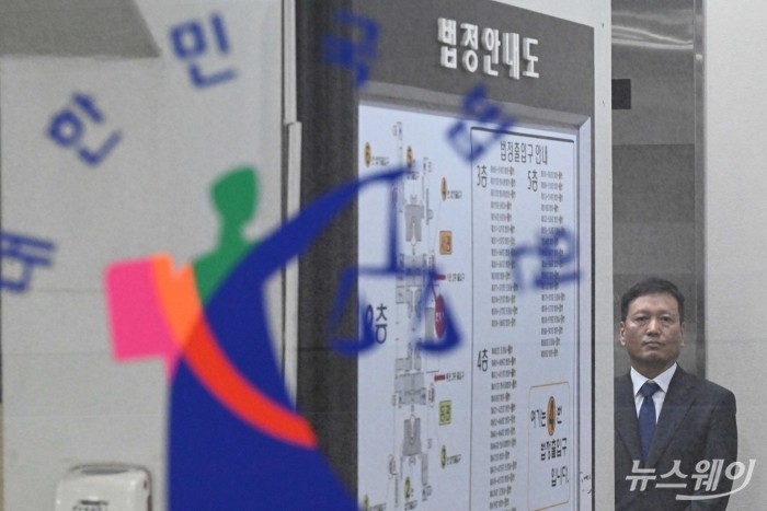 구영배 큐텐그룹 회장이 10일 오전 서울 서초구 중앙지방법원에서 특정경제범죄 가중처벌 법률 위반(사기·횡령·배임) 등 혐의 관련 구속 전 피의자 심문(영장실질심사)을 마친 뒤 심문 결과를 대기하기 위해 법원을 나서고 있다. 사진=강민석 기자 kms@newsway.co.kr
