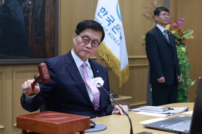 이창용 한국은행 총재가 11일 오전 서울 중구 한국은행 본관에서 열린 금융통화위원회 본회의에서 의사봉을 두드리고 있다. 사진=한국은행 제공