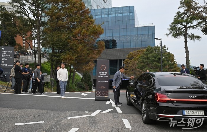 13일 오후 서울 광진구 워커힐 호텔 비스타홀에서 열린 최태원 SK그룹 회장과 노소영 아트센터 나비 관장의 차녀 민정 씨의 결혼식장 입구가 통제되고 있다. 사진=이수길 기자 Leo2004@newsway.co.kr