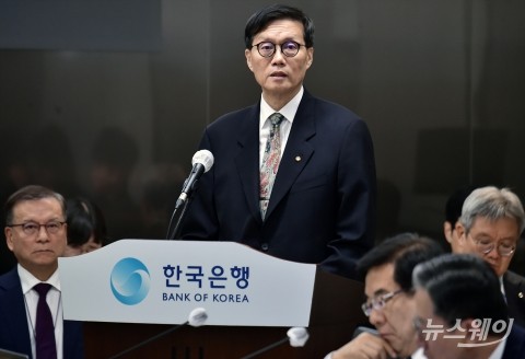  35억원 보수 금통위원 대신 챗GPT?···이창용 &quot;챗GPT 믿을 수 없다&quot;