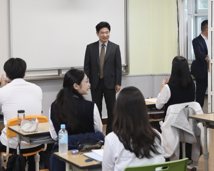 김대중 전남교육감이 수능 D-30일을 앞둔 14일 완도 약산고등학교를 방문해 학생들에게 격려의 말을 전하고 있다.