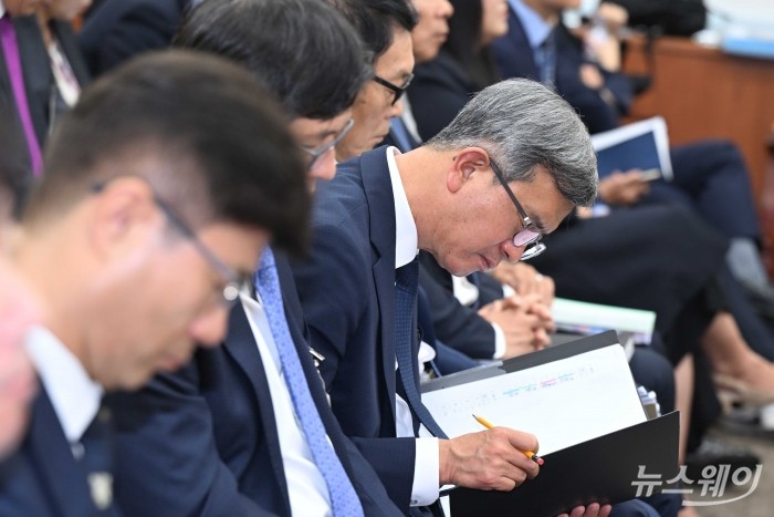 정기환 한국마사회 회장이 15일 오전 서울 여의도 국회 과학기술정보방송통신위원회에서 열린 'YTN·TBS'에 대한 2024년 국정감사에 증인으로 출석해 자료를 살펴보고 있다. 사진=강민석 기자 kms@newsway.co.kr