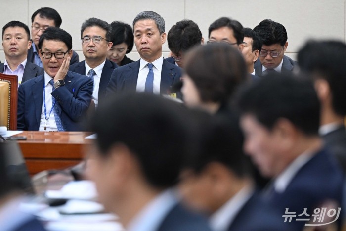 윤병운 NH투자증권 대표이사와 김장현 한전 KDN 대표이사가 15일 오전 서울 여의도 국회 과학기술정보방송통신위원회에서 열린 'YTN·TBS'에 대한 2024년 국정감사에 증인으로 출석해 자리하고 있다. 사진=강민석 기자 kms@newsway.co.kr