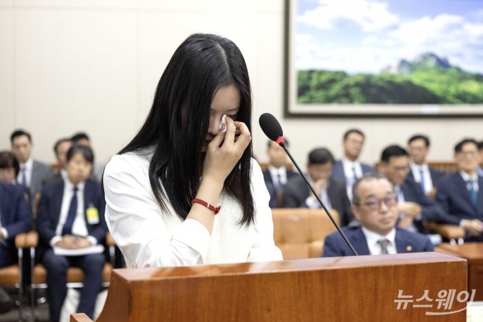 뉴진스의 멤버 하니가 15일 오후 서울 여의도 국회 환경노동위원회에서 열린 '경제사회노동위원회·중앙노동위원회·최저임금위원회·산업재해보상보험재심사위원회·고용보험심사위원회·고용노동부고객상담센터·서울지방고용노동청 등'에 대한 2024년 국정감사에 참고인으로 출석해 눈물을 닦고 있다. 사진=국회사진공동취재단