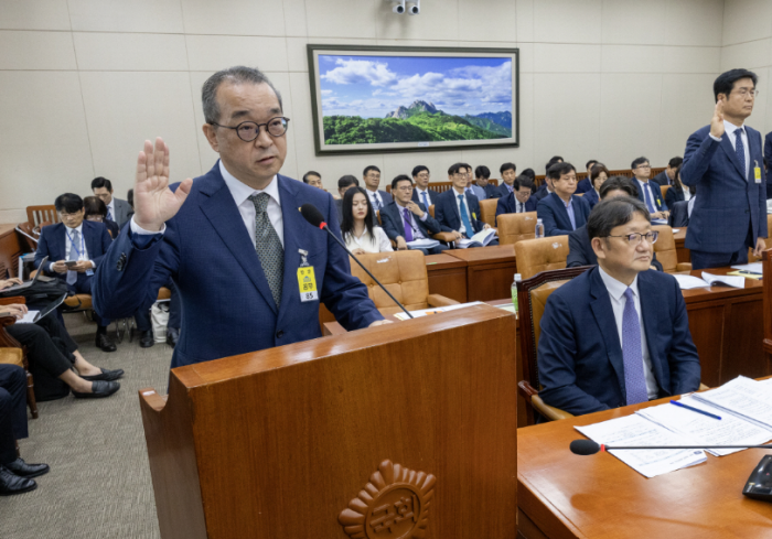 사진=정인섭 한화오션 거제사업장 사장이 15일 국회에서 열린 환경노동위원회의 국정감사에서 선서를 하고 있다.