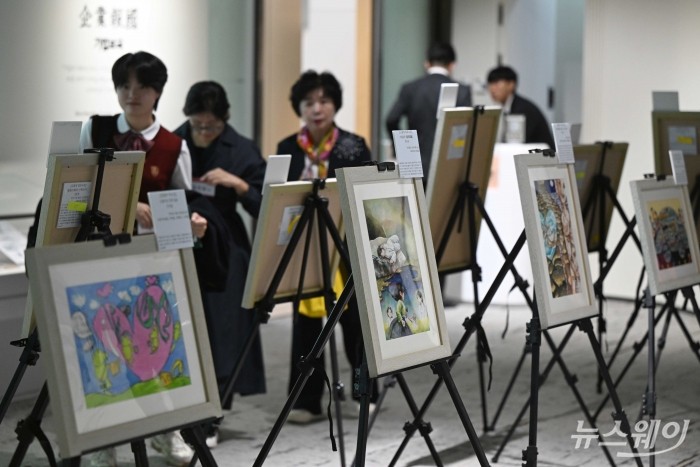 '제1회 샤롯데 독서미술대전'이 16일 오후 서울 송파구 잠실롯데월드타워에서 열린 가운데 수상작들이 전시되어 있다. 사진=강민석 기자 kms@newsway.co.kr