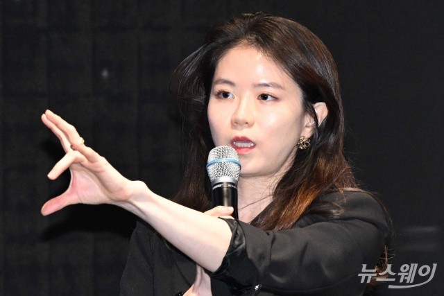 '서울디자인 2024' 작품 소개하는 강이연 작가