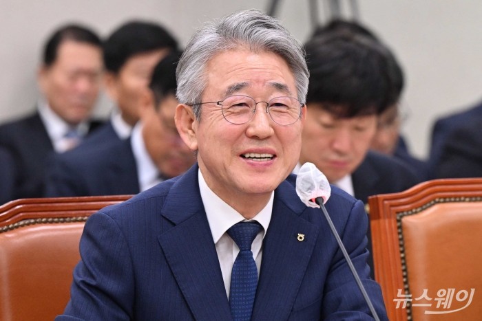 강호동 농업협동조합중앙회 회장이 18일 오전 서울 여의도 국회 농림축산식품해양수산위원회에서 열린 '농업협동조합중앙회·농협경제지주·농협금융지주·농협은행·농협생명보험·농협손해보험·NH투자증권 등'에 대한 2024년 국정감사에서 의원의 질의에 답변하고 있다. 사진=강민석 기자 kms@newsway.co.kr