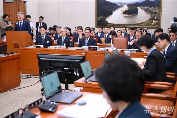 강호동 농업협동조합중앙회 회장이 18일 오전 서울 여의도 국회 농림축산식품해양수산위원회에서 열린 '농업협동조합중앙회·농협경제지주·농협금융지주·농협은행·농협생명보험·농협손해보험·NH투자증권 등'에 대한 2024년 국정감사에서 업무보고를 하고 있다. 사진=강민석 기자 kms@newsway.co.kr