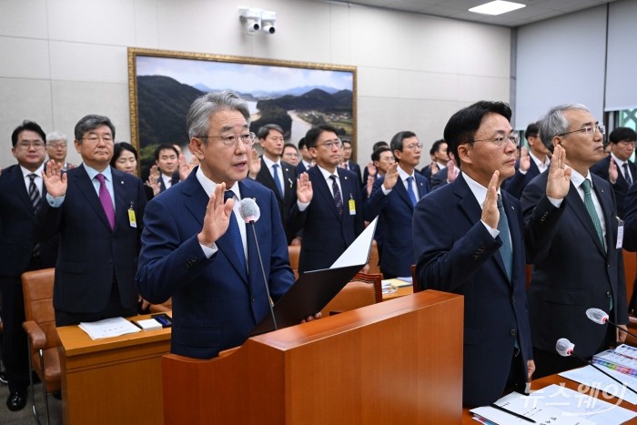 (앞 줄 왼쪽부터)강호동 농업협동조합중앙회 회장과 이석용 NH농협은행장, 이석준 NH농협금융지주 회장을 비롯한 피감기관 증인들이 18일 오전 서울 여의도 국회 농림축산식품해양수산위원회에서 열린 '농업협동조합중앙회·농협경제지주·농협금융지주·농협은행·농협생명보험·농협손해보험·NH투자증권 등'에 대한 2024년 국정감사에서 증인선서를 하고 있다. 사진=강민석 기자 kms@newsway.co.kr