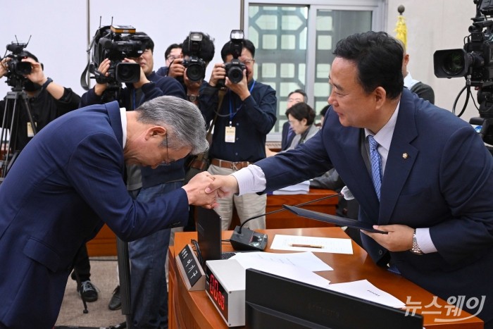 (왼쪽)강호동 농업협동조합중앙회 회장이 18일 오전 서울 여의도 국회 농림축산식품해양수산위원회에서 열린 '농업협동조합중앙회·농협경제지주·농협금융지주·농협은행·농협생명보험·농협손해보험·NH투자증권 등'에 대한 2024년 국정감사에서 증인선서문을 어기구 농해수위원장에게 제출한 뒤 악수를 하고 있다. 사진=강민석 기자 kms@newsway.co.kr