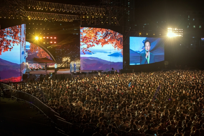 삼성중공업 최성안 대표이사(부회장)가 창립 50주년 기념 'KBS 열린음악회'에서 임직원 및 선주, 거제 시민에게 인사말을 전하고 있다. 사진=삼성중공업 제공