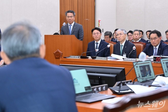 박서홍 농협경제지주 농업경제 대표이사가 18일 오전 서울 여의도 국회 농림축산식품해양수산위원회에서 열린 '농업협동조합중앙회·농협경제지주·농협금융지주·농협은행·농협생명보험·농협손해보험·NH투자증권 등'에 대한 2024년 국정감사에서 의원의 질의를 경청하고 있다. 사진=강민석 기자 kms@newsway.co.kr