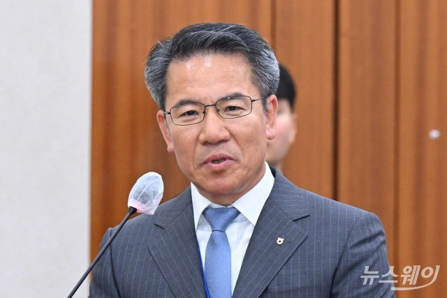 답변하는 박서홍 농협경제지주 농업경제 대표