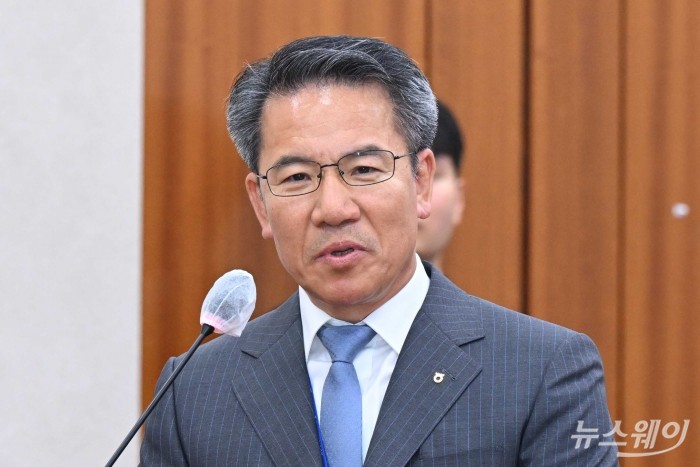 박서홍 농협경제지주 농업경제 대표이사가 18일 오전 서울 여의도 국회 농림축산식품해양수산위원회에서 열린 '농업협동조합중앙회·농협경제지주·농협금융지주·농협은행·농협생명보험·농협손해보험·NH투자증권 등'에 대한 2024년 국정감사에서 의원의 질의에 답변하고 있다. 사진=강민석 기자 kms@newsway.co.kr