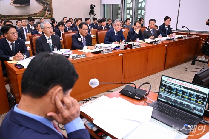 (앞 줄 오른쪽부터)안병우 농협경제지주 축산경제 대표이사, 박서홍 농협경제지주 농업경제 대표이사, 여영현 농업협동조합중앙회 상호금융대표이사, 강호동 농업협동조합중앙회 회장, 지준섭 농업협동조합중앙회 전무이사, 이석준 NH농협금융지주 회장, 이석용 NH농협은행장이 18일 오전 서울 여의도 국회 농림축산식품해양수산위원회에서 열린 '농업협동조합중앙회·농협경제지주·농협금융지주·농협은행·농협생명보험·농협손해보험·NH투자증권 등'에 대한 2024년 국정감사에서 '온라인 쇼핑 성장만이 경제지주가 살길...' 자료를 보고 있다. 사진=강민석 기자 kms@newsway.co.kr