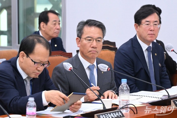 (오른쪽부터)안병우 농협경제지주 축산경제 대표이사, 박서홍 농협경제지주 농업경제 대표이사, 여영현 농업협동조합중앙회 상호금융대표이사가 18일 오전 서울 여의도 국회 농림축산식품해양수산위원회에서 열린 '농업협동조합중앙회·농협경제지주·농협금융지주·농협은행·농협생명보험·농협손해보험·NH투자증권 등'에 대한 2024년 국정감사에 출석해 자료를 시청하고 있다. 사진=강민석 기자 kms@newsway.co.kr