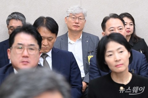 국회 농수산위 국감 출석해 의원 질의 경청하는 김유경 농협네트웍스 대표