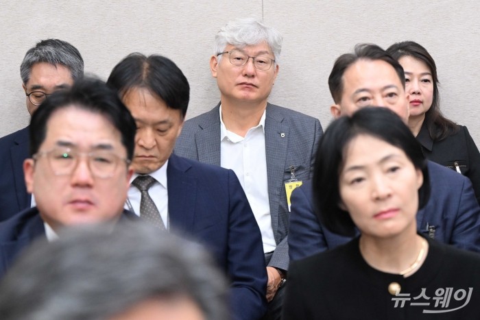 (중앙)김유경 농협네트웍스 대표이사가 18일 오전 서울 여의도 국회 농림축산식품해양수산위원회에서 열린 '농업협동조합중앙회·농협경제지주·농협금융지주·농협은행·농협생명보험·농협손해보험·NH투자증권 등'에 대한 2024년 국정감사에 출석해 자리하고 있다. 사진=강민석 기자 kms@newsway.co.kr