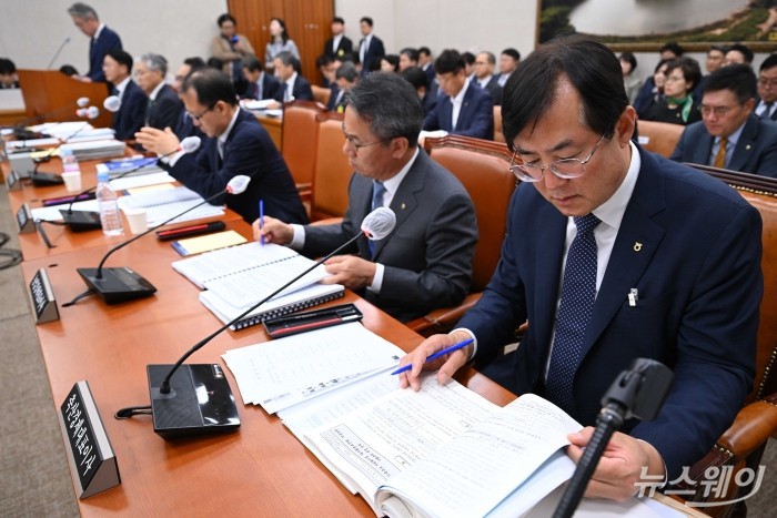 (오른쪽 첫 번째)안병우 농협경제지주 축산경제 대표이사가 18일 오전 서울 여의도 국회 농림축산식품해양수산위원회에서 열린 '농업협동조합중앙회·농협경제지주·농협금융지주·농협은행·농협생명보험·농협손해보험·NH투자증권 등'에 대한 2024년 국정감사에 출석해 자료를 살펴보고 있다. 사진=강민석 기자 kms@newsway.co.kr