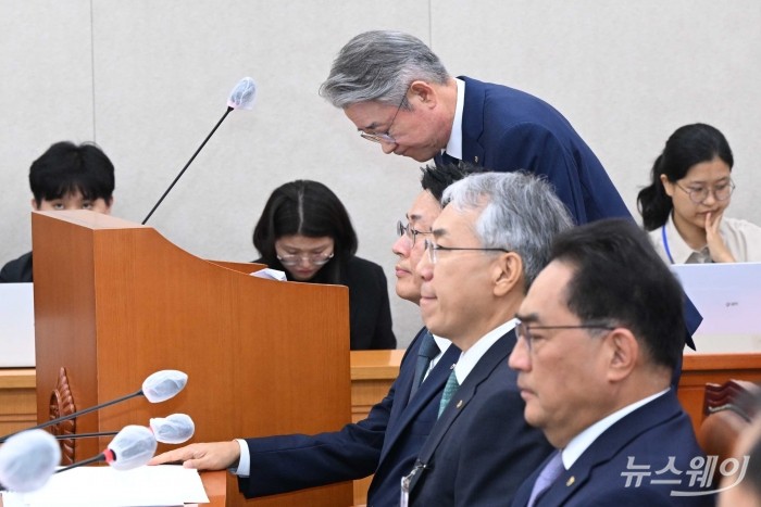 강호동 농업협동조합중앙회 회장이 18일 오전 서울 여의도 국회 농림축산식품해양수산위원회에서 열린 '농업협동조합중앙회·농협경제지주·농협금융지주·농협은행·농협생명보험·농협손해보험·NH투자증권 등'에 대한 2024년 국정감사에서 업무보고를 마친 뒤 허리 숙여 인사하고 있다. 사진=강민석 기자 kms@newsway.co.kr