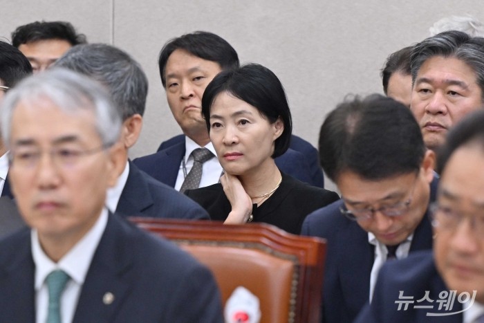 (중앙)이현애 엔에이치선물 대표이사가 18일 오전 서울 여의도 국회 농림축산식품해양수산위원회에서 열린 '농업협동조합중앙회·농협경제지주·농협금융지주·농협은행·농협생명보험·농협손해보험·NH투자증권 등'에 대한 2024년 국정감사에 출석해 자리하고 있다. 사진=강민석 기자 kms@newsway.co.kr