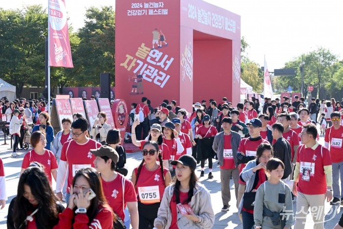 '놀건 놀자 건강 걷기 페스티벌' 참가자들이 19일 오전 서울 여의도 한강공원 이벤트 광장에서 '건강 걷기' 스타팅을 하고 있다. 사진=강민석 기자 kms@newsway.co.kr