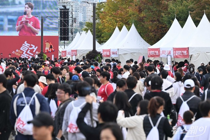 KGC인삼공사 정관장의 '놀건 놀자 건강 걷기 페스티벌'이 19일 오전 서울 여의도 한강공원 이벤트 광장에서 열리고 있다. 사진=강민석 기자 kms@newsway.co.kr