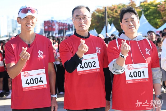 (오른쪽부터)안빈 KGC인삼공사 사장과 이종원 한국건강기능식품협회 상근부회장, 가수 션이 19일 오전 서울 여의도 한강공원 이벤트 광장에서 열린 '놀건 놀자 건강 걷기 페스티벌'에서 '건강 걷기' 스타팅 세레머니를 하고 있다. 사진=강민석 기자 kms@newsway.co.kr