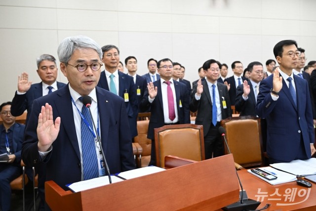 국정감사 증인선서하는 윤희성 한국수출입은행장