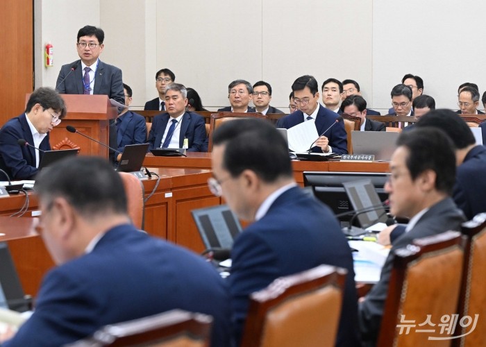 박일영 한국투자공사 사장이 21일 오전 서울 여의도 국회 기획재정위원회에서 열린 한국수출입은행·한국조폐공사·한국재정정보원·한국원산지정보원·한국통계정보원 등에 대한 2024년 국정감사에서 업무보고를 하고 있다. 사진=강민석 기자 kms@newsway.co.kr