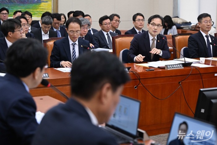 (오른쪽 두 번째)한기정 공정거래위원회 위원장이 21일 오전 서울 여의도 국회 정무위원회에서 열린 공정거래위원회·한국소비자원·한국공정거래조정원에 대한 2024년 국정감사에서 의원의 질의에 답변하고 있다. 사진=강민석 기자 kms@newsway.co.kr