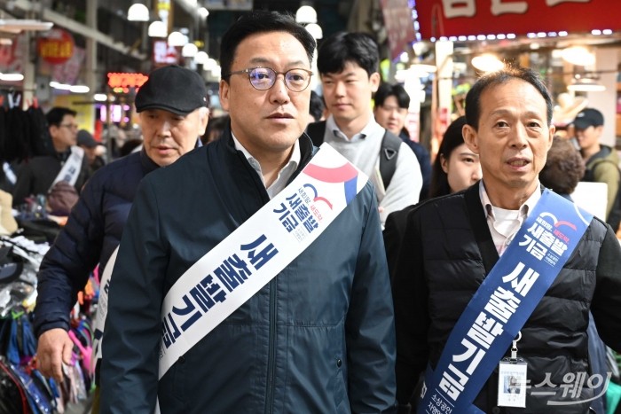 김병환 금융위원회 위원장이 22일 오전 경기 안양시 안양중앙시장에서 '새출발기금'을 상인들에게 홍보하기 위해 상점으로 이동하고 있다. 사진=강민석 기자 kms@newsway.co.kr