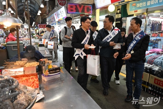 '새출발기금' 홍보 위해 안양중앙시장 찾은 김병환 금융위원장