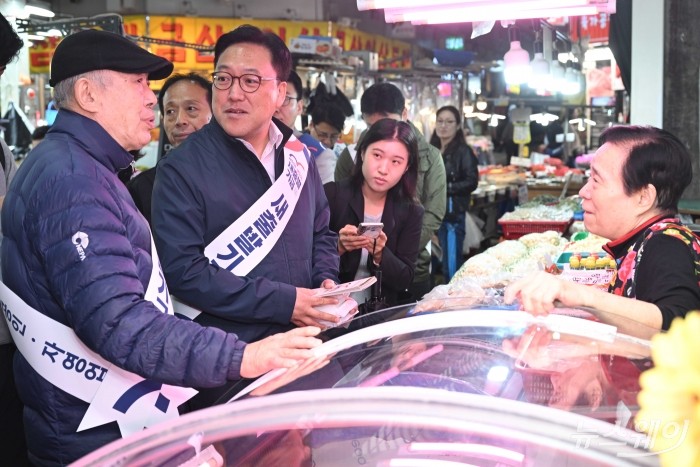 김병환 금융위원회 위원장이 22일 오전 경기 안양시 안양중앙시장에서 '새출발기금'을 홍보하고 있다. 사진=강민석 기자 kms@newsway.co.kr