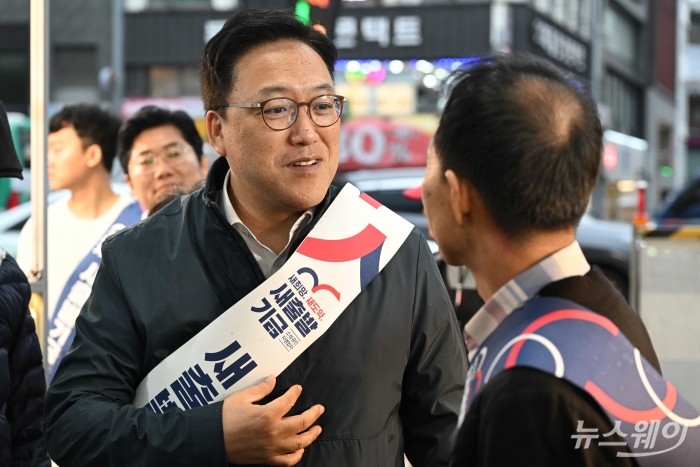 김병환 금융위원회 위원장이 22일 오전 경기 안양시 안양중앙시장에서 '새출발기금'을 홍보하기 위해 관계자와 대화를 하고 있다. 사진=강민석 기자 kms@newsway.co.kr