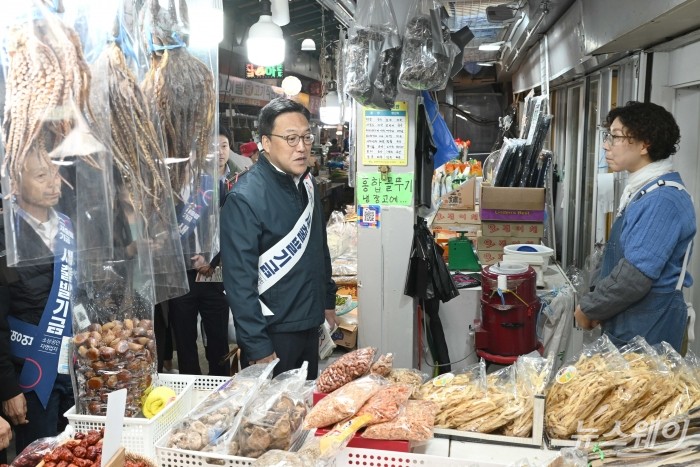 김병환 금융위원회 위원장이 22일 오전 경기 안양시 안양중앙시장에서 '새출발기금'을 홍보하고 있다. 사진=강민석 기자 kms@newsway.co.kr