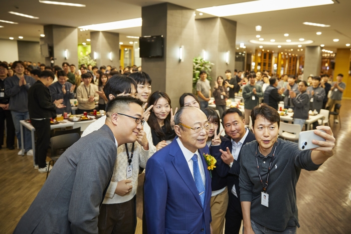 김승연 한화그룹 회장이 한화 판교 R&D센터 직원 식당을 방문해 한화정밀기계, 한화비전 등 입주사 직원들과 기념사진을 찍고 있다. 사진=한화그룹 제공