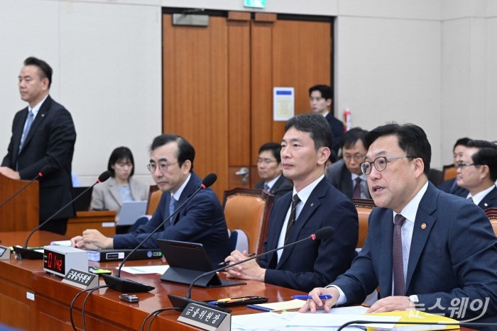 (오른쪽 첫 번째)김병환 금융위원장이 24일 오전 서울 여의도 국회 정무위원회에서 열린 금융위원회·금융감독원에 대한 2024년도 종합국정감사에서 의원의 질의에 답변하고 있다. 사진=강민석 기자 kms@newsway.co.kr