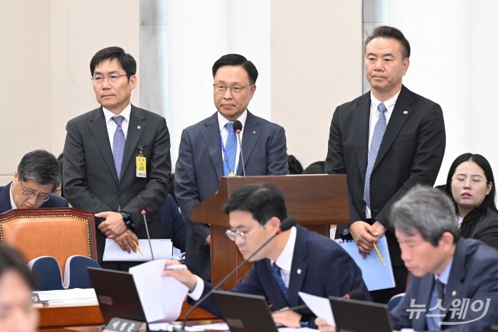 (왼쪽부터)김형일 중소기업은행 전무이사, 김복규 한국산업은행 전무이사, 유재훈 예금보험공사 사장이 24일 오전 서울 여의도 국회 정무위원회에서 열린 금융위원회·금융감독원에 대한 2024년도 종합국정감사에서 의원의 질의를 경청하고 있다. 사진=강민석 기자 kms@newsway.co.kr