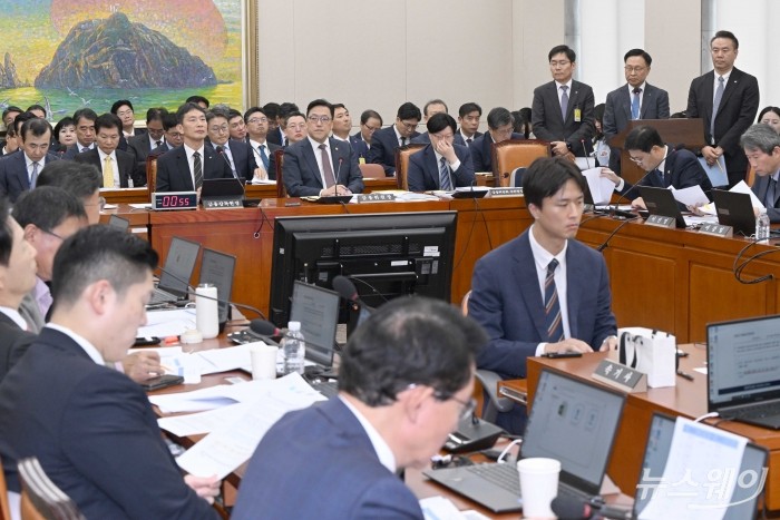 (왼쪽부터)이세훈 금융감독원 수석분원장과 이복현 금감원장, 김병환 금융위원장, 김소영 금융위 부위원장, 김형일 중소기업은행 전무이사, 김복규 한국산업은행 전무이사, 유재훈 예금보험공사 사장이 24일 오전 서울 여의도 국회 정무위원회에서 열린 금융위원회·금융감독원에 대한 2024년도 종합국정감사에서 의원의 질의를 경청하고 있다. 사진=강민석 기자 kms@newsway.co.kr