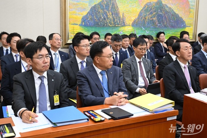 (왼쪽부터)김형일 중소기업은행 전무이사와 김복규 한국산업은행 전무이사, 김경환 한국주택금융공사 사장이 24일 오전 서울 여의도 국회 정무위원회에서 열린 금융위원회·금융감독원에 대한 2024년도 종합국정감사에 출석해 자리하고 있다. 사진=강민석 기자 kms@newsway.co.kr