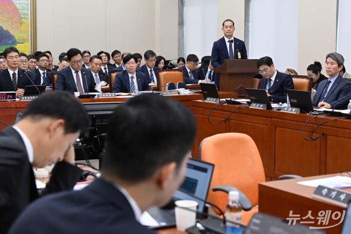 우욱현 신협중앙회 관리이사가 24일 오후 서울 여의도 국회 정무위원회에서 열린 금융위원회·금융감독원에 대한 2024년도 종합국정감사에서 의원의 질의를 경청하고 있다. 사진=강민석 기자 kms@newsway.co.kr