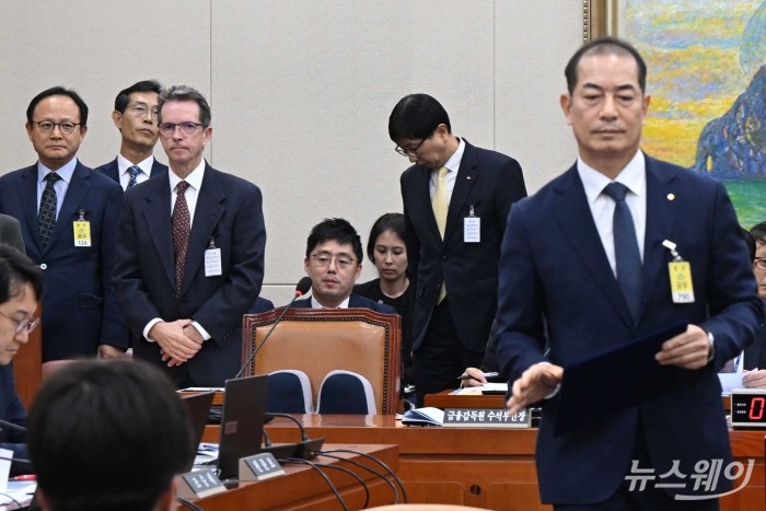 (왼쪽부터)정기섭 포스코홀딩스 사장과 피터 알덴우드 애플코리아 대표이사, 김인환 OK금융그룹 부회장이 24일 오후 서울 여의도 국회 정무위원회에서 열린 금융위원회·금융감독원에 대한 2024년도 종합국정감사에서 윤한홍 국회 정무위원장에게 증인선서를 제출하는 (오른쪽 첫 번째)우욱현 신협중앙회 관리이사를 바라보고 있다. 사진=강민석 기자 kms@newsway.co.kr