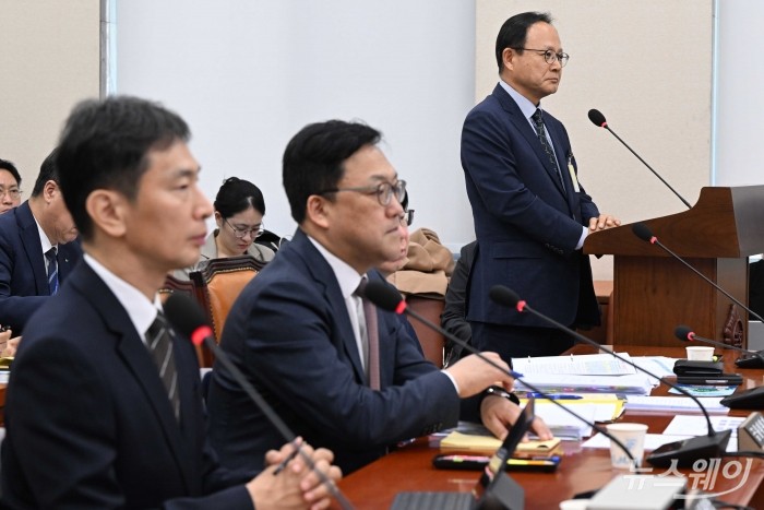 (오른쪽 첫 번째)정기섭 포스코홀딩스 사장이 24일 오후 서울 여의도 국회 정무위원회에서 열린 금융위원회·금융감독원에 대한 2024년도 종합국정감사에서 의원의 질의를 경청하고 있다. 사진=강민석 기자 kms@newsway.co.kr